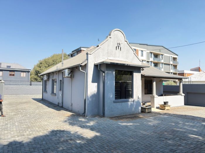 House To Rent in Eastwood: 3 bedrooms, parking, security, and staff accommodation.