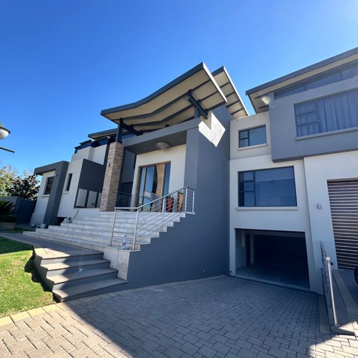 House To Rent in Ebotse Golf And Country Estate: 4 en-suite bedrooms, pool, gym.