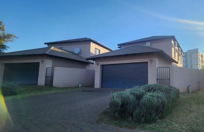 Raslouw Apartment To Rent: 3 beds, 3 baths, private yard, double garage, secure estate.