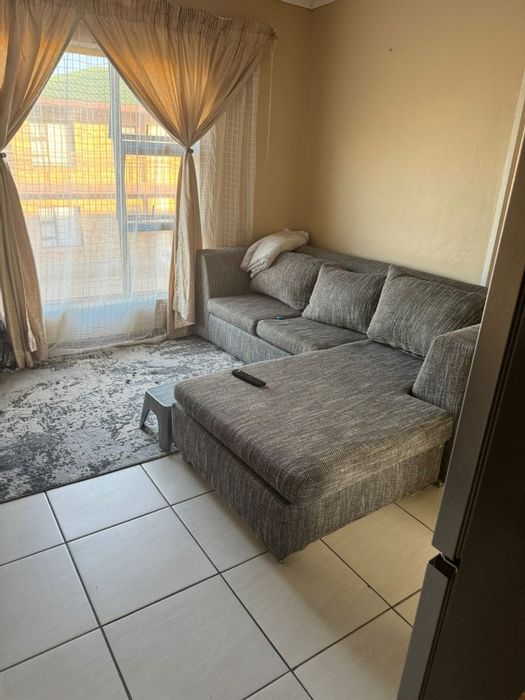 Lourierpark Apartment For Sale: 2 bedrooms, secure parking, near amenities.