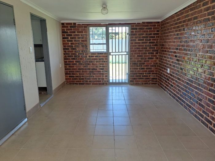 1-Bedroom Apartment To Rent in Lilyvale AH with secure garage and private bathroom.