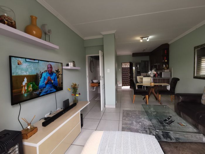 Mayberry Park Apartment For Sale: 2 Bedrooms, 2 Bathrooms, Open-Plan Living, Patio.