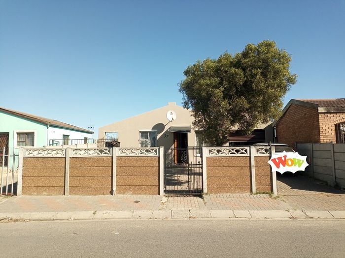 2-Bedroom House For Sale in Fountain Village with spacious yard and garage.