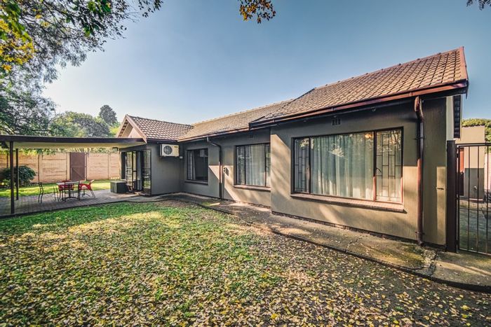 Eastleigh House For Sale: 3 beds, 2 baths, secure with play area and garages.