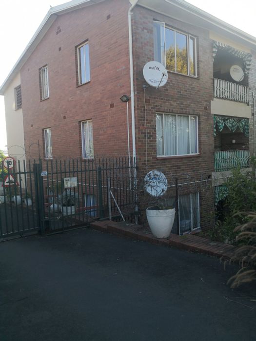For Sale: 2-Bedroom Apartment in Pelham with Secure Complex and Scenic Balcony Views.