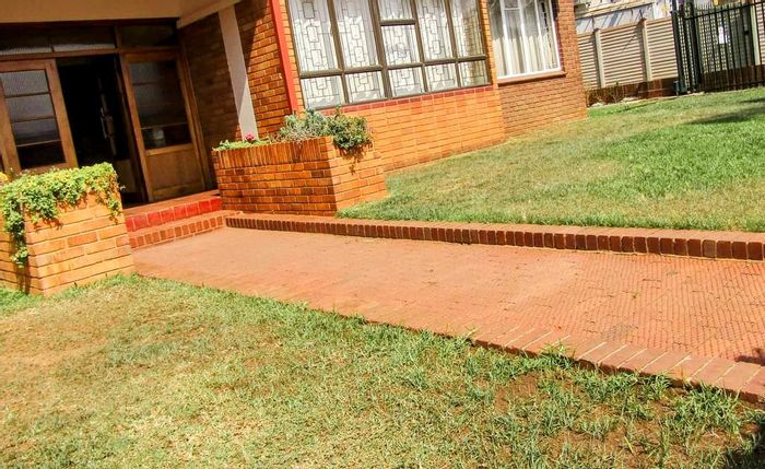 Spacious 1.5-bedroom apartment for sale in Pelham, secure complex, parking included.