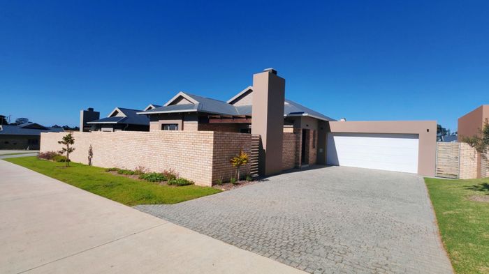 For Sale: House in Mooikloof Country Estate with 3 beds, patio, and security.