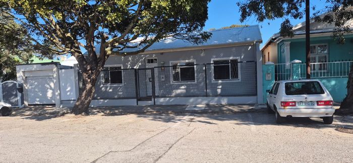 Richmond Hill House For Sale: 3 beds, open plan, garden, braai, laundry.