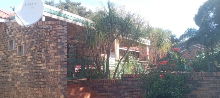 For Sale: Spacious 4-bedroom house in Ninapark with garden, double garage, and security.