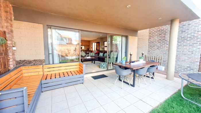 Townhouse in Olympus AH For Sale: 3 beds, pool access, secure complex.