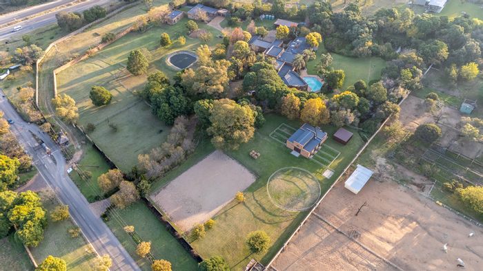 For Sale: House in Randjesfontein AH with equestrian facilities, pool, and guest cottage.