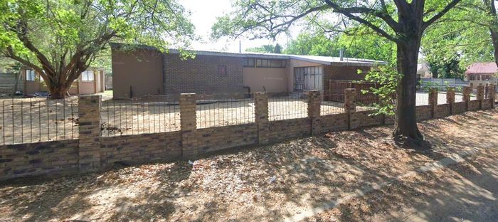 For Sale: Spacious 3-bedroom house in Sasolburg Ext 4 with pool and entertainment area.