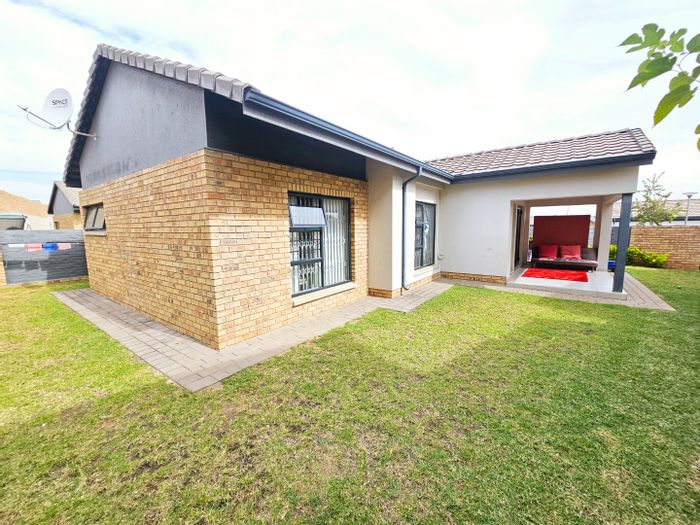 Amberfield Townhouse For Sale: 3 beds, private garden, double garage, solar geyser.