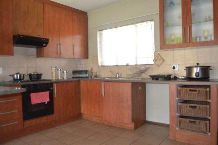 Edleen Townhouse For Sale: 3 Bedrooms, 2 Bathrooms, Garage, Spacious Living Areas.