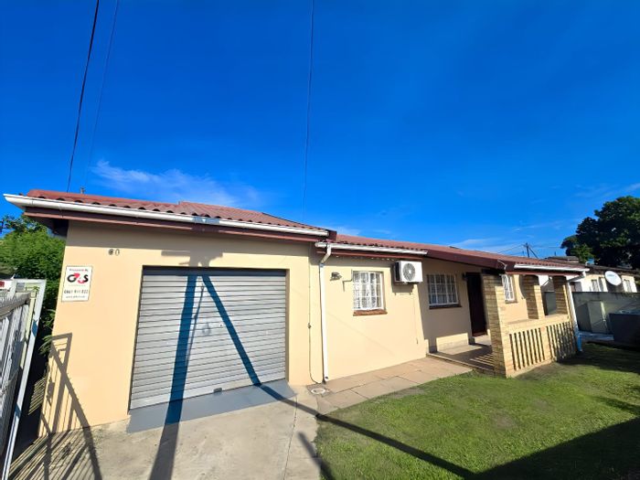 Gledhow House For Sale: 3 bedrooms, fitted kitchen, low-maintenance yard, close amenities.
