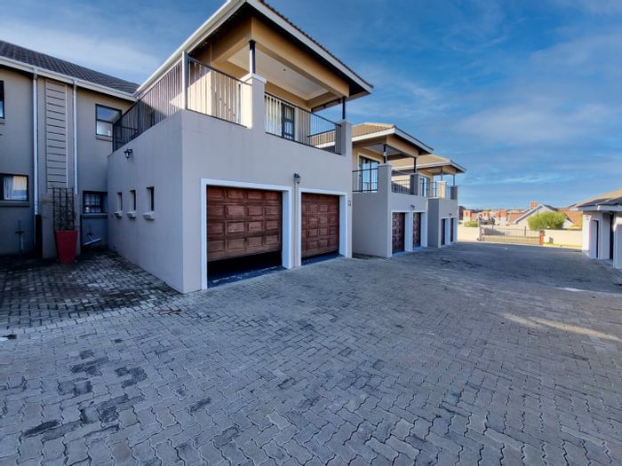 Spacious Shellyvale townhouse for sale: 4 bedrooms, private garden, double garage.