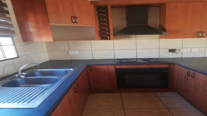 Townhouse To Rent in Ruimsig AH: 2 beds, garden, close to amenities.