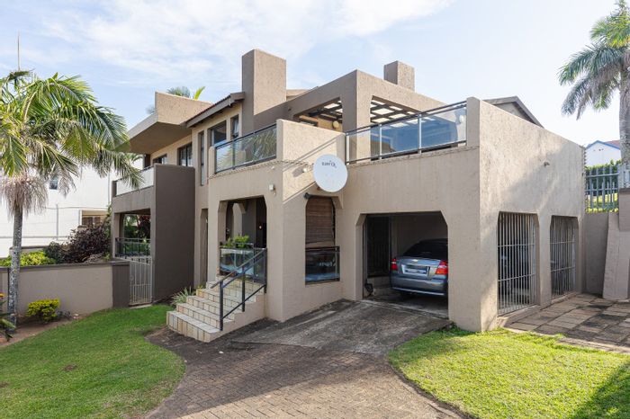 Manaba Beach House For Sale: Family home with flats, sea views, and garages.
