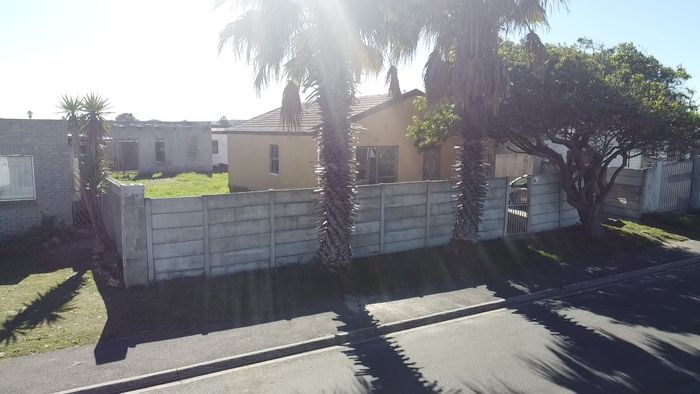 Pelican Park House For Sale: 3 bedrooms, approved plans for renovations, flexible entrances.
