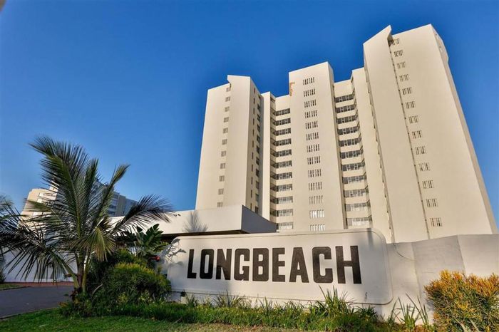 Umhlanga Central Townhouse To Rent: Beach access, pools, tennis courts, fully furnished.