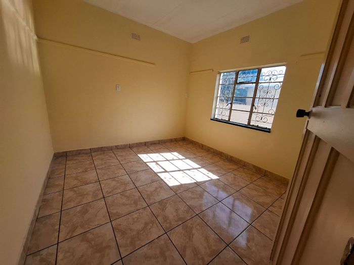 House for Sale in Gezina: Spacious yard, granny flat, and large kitchen.