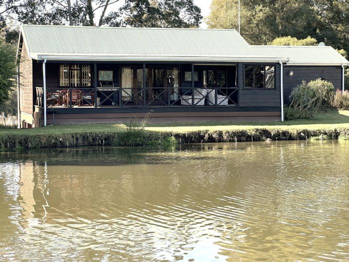 Harkerville AH House For Sale: Spacious 2-bed home with panoramic views, garages, and amenities.