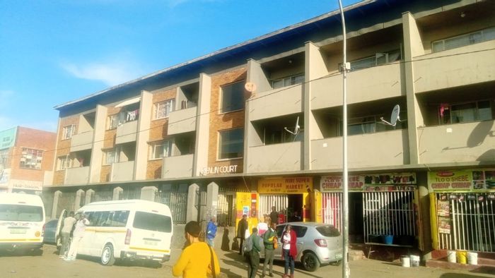 For Sale: 3-bedroom apartment in Bloemfontein Central, near Montheo College, prepaid utilities.