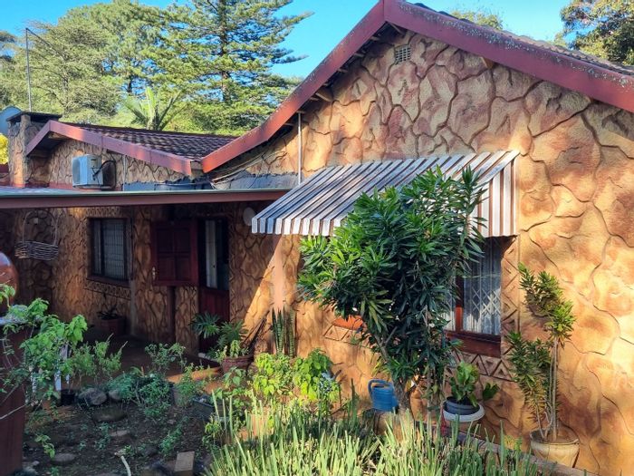 For Sale: House in Claridge with 4 bedrooms, heated pool, and self-contained flatlet.