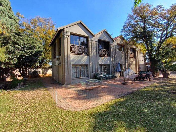 Spacious house in Stilfontein Ext 4 with gym, pool, and solar power. For Sale.