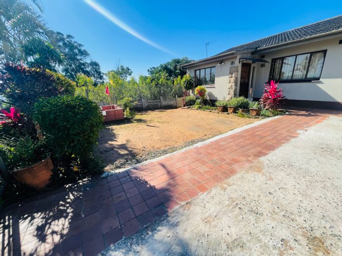 2 Bedroom House to Rent in Palmiet with Parking, Garden, and Security Features.