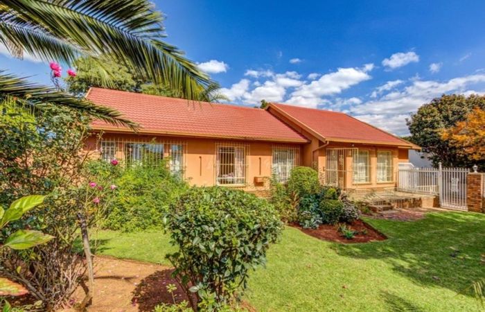 For Sale: House in Kempton Park AH with 3 beds, office, bar, 4-car garage.