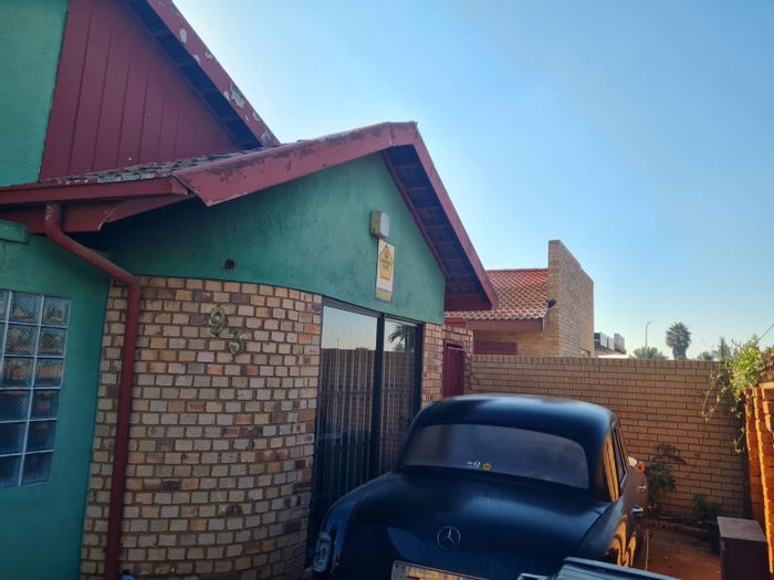 Spacious 3-bedroom apartment in Lenasia Ext 2, available to rent.