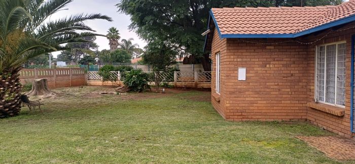 For Sale: House in Brakpan North with 3 beds, flatlet, and 2 garages.