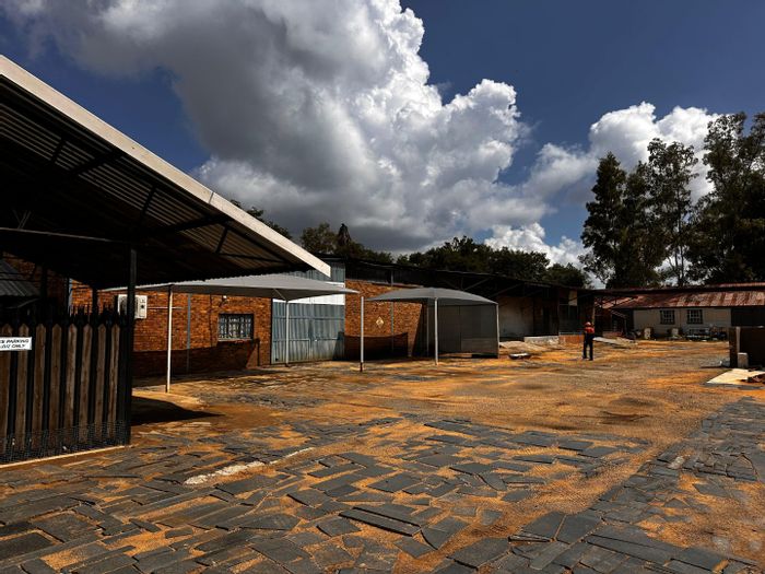 Klerksdorp Industrial: Commercial unit to rent with office, parking, and borehole.