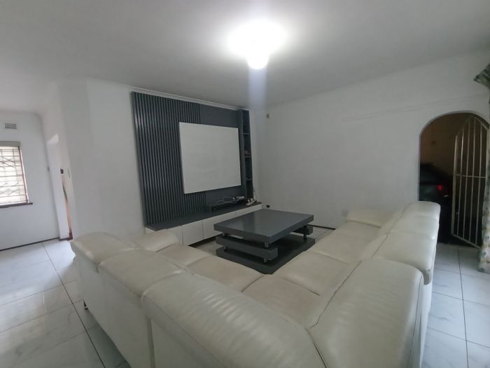 For Sale: House in Bisley with 3 bedrooms, large yard, and security features.
