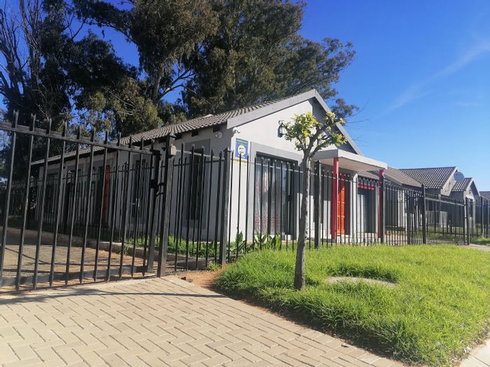 For Sale: 3-Bedroom House in Bloemspruit with Double Garage and Open Plan Living.