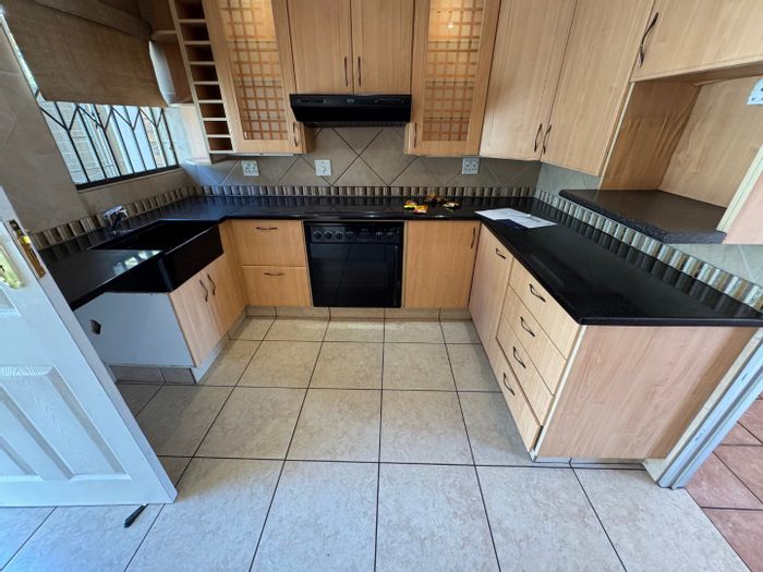 For Sale: Glen Marais Townhouse with 3 Bedrooms, Pool, and Double Garage.