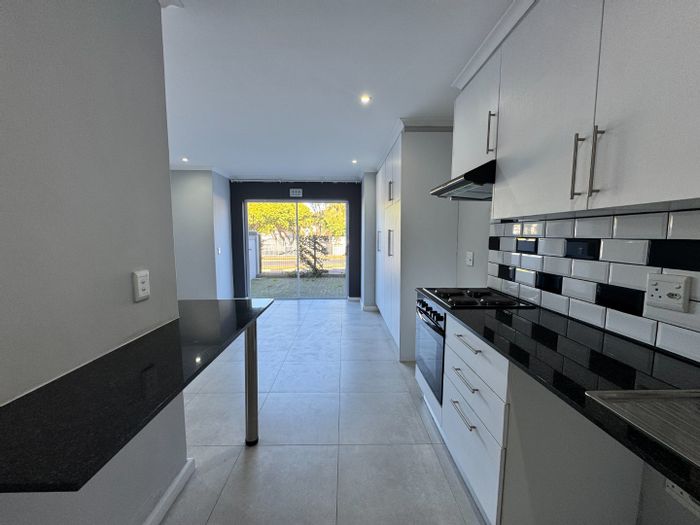 Kenilworth Apartment To Rent: Ground-floor, private patio, secure parking, close to amenities.