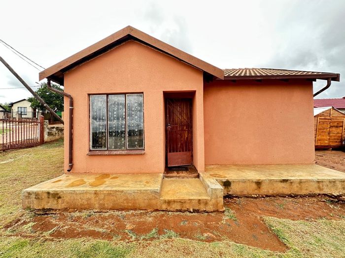 To Rent: House in Lotus Gardens with 2 bedrooms, fitted kitchen, and amenities nearby.