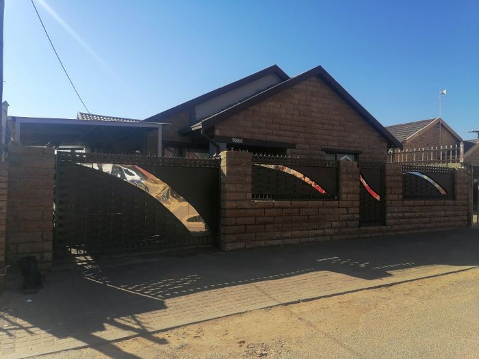 Grasslands House For Sale: 3 bedrooms, secure parking, near shopping and schools.