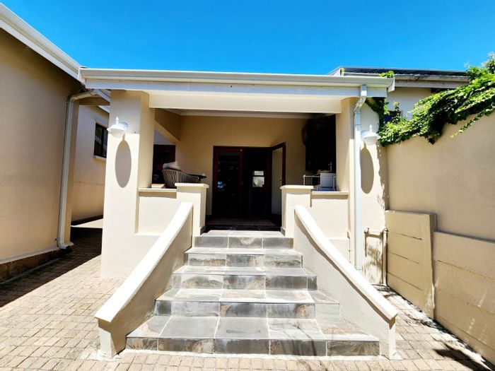 Linkside House For Sale: 3 beds, pool, study, flatlet, near beaches.