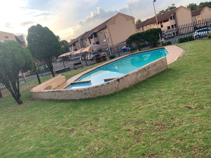 Two-bedroom apartment in Mondeor with pool, security, and parking available to rent.