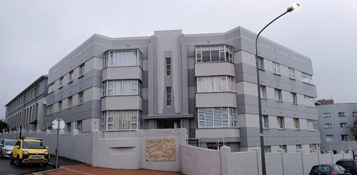 For Sale: Apartment in Zonnebloem with secure parking, pool, and city views.
