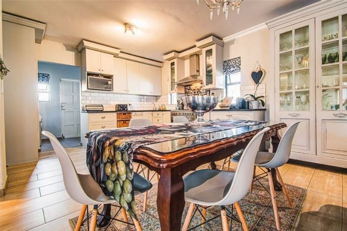For Sale: House in Glen Eagle Estate with 4 bedrooms, double garage, and multiple living areas.