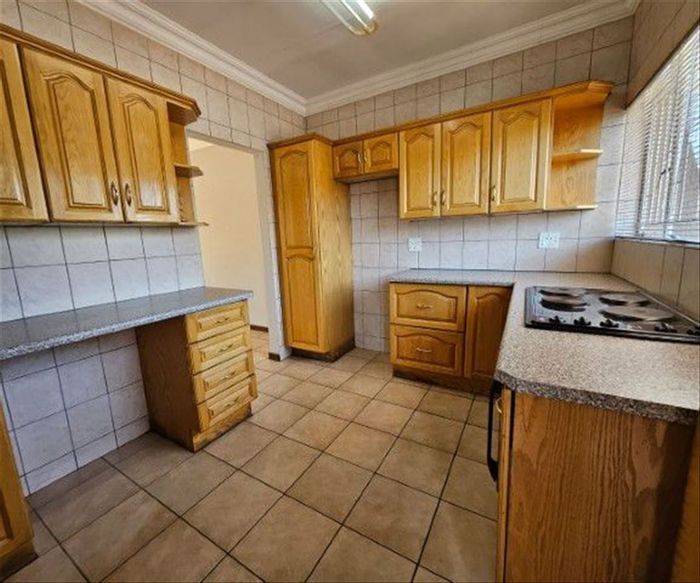 For Sale: Townhouse in Parkrand with 3 bedrooms, garage, and convenient layout.