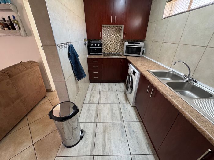 Glen Marais Townhouse For Sale: 2 Bedrooms, pool, garage, scullery, en-suite.