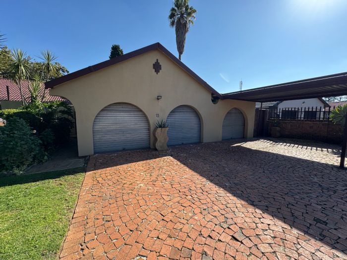 For Sale: Glen Marais House with 4 bedrooms, pool, staff quarters, and ample parking.
