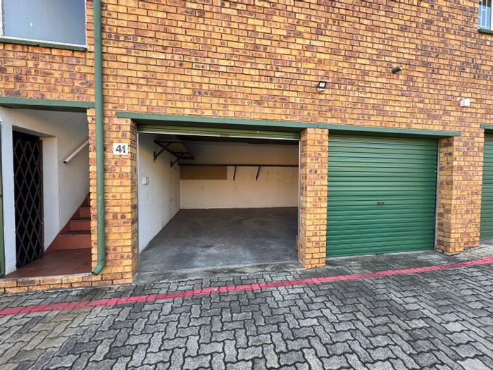 For Sale: Townhouse in Kempton Park Ext 4 with 3 beds, study, double garage.