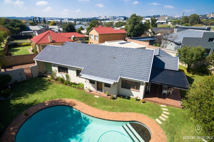 Elma Park House For Sale: 3 beds, pool, cottage, study, secure garden.