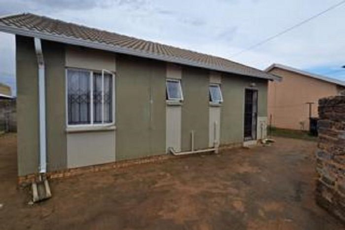 3-Bedroom House in Savanna City For Sale, Offers from R490K Welcome.